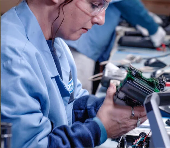 Un technicien assemblant un testeur de batterie Midtronics