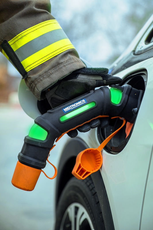 Firefighter connecting xIM-100 to EV charge port